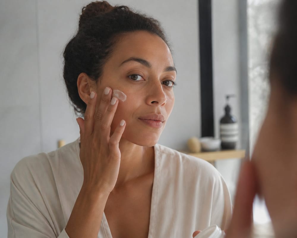 Peau mate : 6 soins simples pour garder l’éclat sans décaper