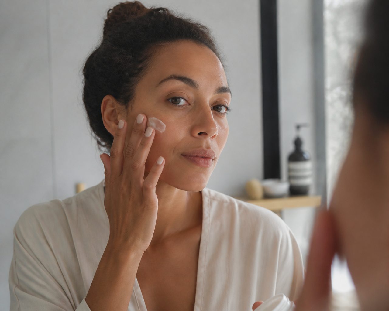 Peau mate : 6 soins simples pour garder l’éclat sans décaper