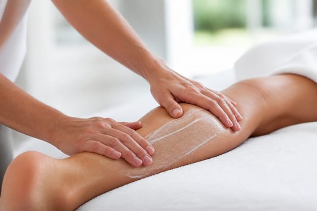 Jambe lourde massage : gestes de confort après une journée debout