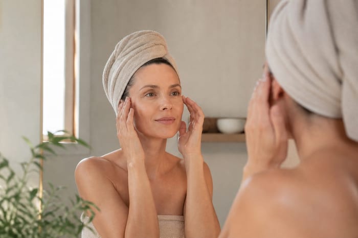 Drainage lymphatique visage : le geste doux qui dégonfle sans promettre l’impossible